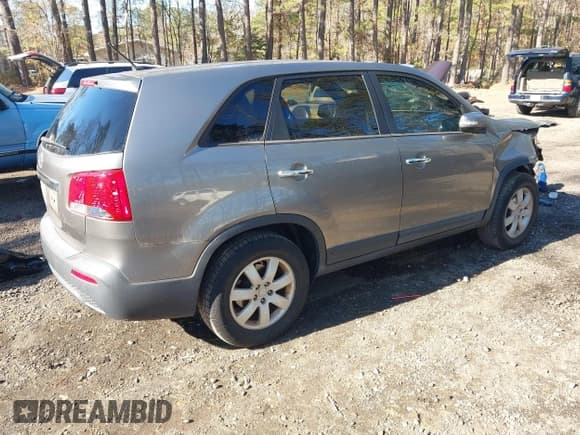 ✅ 2011 Kia Sorento LX • VIN: 5XYKT3A17BG175464 • Lot: 43736059. Wystawiony na IAAI z przebiegiem 176 771 mil. Bezpłatny archiwum sprzedaży aukcyjnych z USA i szczegółowy raport historii pojazdu na DreamBid. Zdjęcie 4.