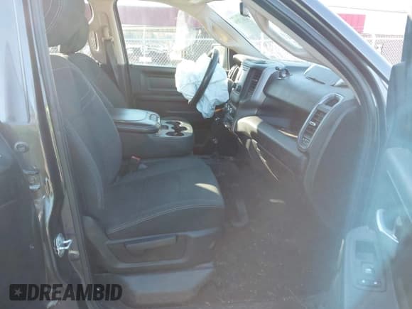 ✅ 2019 Ram 2500 Tradesman • VIN: 3C6UR5CJ3KG587597 • Lot: 43613856. Wystawiony na IAAI z przebiegiem 74 742 mil. Bezpłatny archiwum sprzedaży aukcyjnych z USA i szczegółowy raport historii pojazdu na DreamBid. Zdjęcie 5.