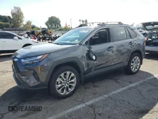 ✅ 2024 Toyota RAV4 XLE Premium • VIN: 2T3C1RFV1RW304545 • Lot: 89537725. Wystawiony na Copart z przebiegiem 7 012 mil. Bezpłatny archiwum sprzedaży aukcyjnych z USA i szczegółowy raport historii pojazdu na DreamBid. Zdjęcie 1.