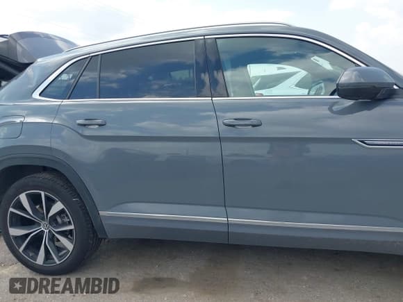 ✅ 2025 Volkswagen Atlas SEL Premium R-Line • VIN: 1V2FE2CA1SC205287 • Lot: 42322961. Wystawiony na IAAI z przebiegiem 13 256 mil. Bezpłatny archiwum sprzedaży aukcyjnych z USA i szczegółowy raport historii pojazdu na DreamBid. Zdjęcie 14.