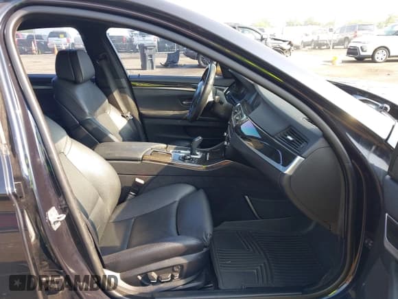 ✅ 2013 BMW 5 Series 550i xDrive • VIN: WBAFU9C50DDY71597 • Lot: 43002483. Wystawiony na IAAI z przebiegiem 141 276 mil. Bezpłatny archiwum sprzedaży aukcyjnych z USA i szczegółowy raport historii pojazdu na DreamBid. Zdjęcie 5.