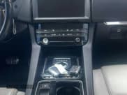 ✅ 2019 Jaguar F-Pace 25t Prestige • VIN: SADCK2GX0KA390167 • Lot: 89930275. Wystawiony na Copart z przebiegiem 105 750 mil. Bezpłatny archiwum sprzedaży aukcyjnych z USA i szczegółowy raport historii pojazdu na DreamBid. Zdjęcie 15.