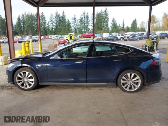 ✅ 2015 Tesla Model S 85D • VIN: 5YJSA1H25FFP78340 • Лот: 43665696. Опубликован ранее на IAAI с пробегом 75 799 миль. Бесплатный доступ к архиву аукционных продаж из США и подробный отчёт об истории автомобиля на DreamBid. Изображение 13.