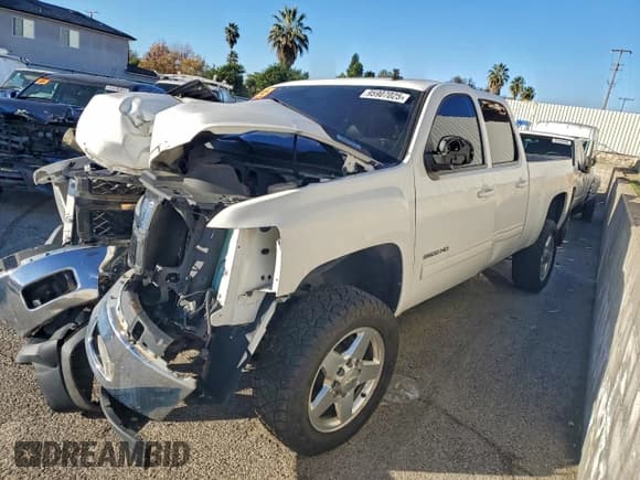 ✅ 2013 Chevrolet Silverado 2500HD LTZ • VIN: 1GC1KYCG3DF150824 • Лот: 95907025. Опубликован ранее на Copart с пробегом 131 186 миль. Бесплатный доступ к архиву аукционных продаж из США и подробный отчёт об истории автомобиля на DreamBid. Изображение 1.