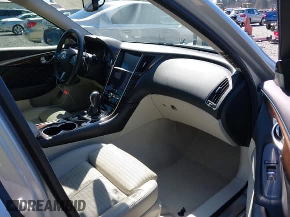 ✅ 2017 Infiniti Q50 Premium • VIN: JN1EV7AR8HM841827 • Lot: 42663637. Wystawiony na IAAI z przebiegiem 55 510 mil. Bezpłatny archiwum sprzedaży aukcyjnych z USA i szczegółowy raport historii pojazdu na DreamBid. Zdjęcie 5.