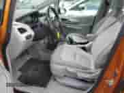 2017 Chevrolet Bolt EV Premier z VIN 1G1FX6S00H4157465, wystawiony jako Copart lot #40251184 z przebiegiem 48 736 mil mil oraz . Historia ofert i sprzedaży dostępna na DreamBid. Obrazek 7.