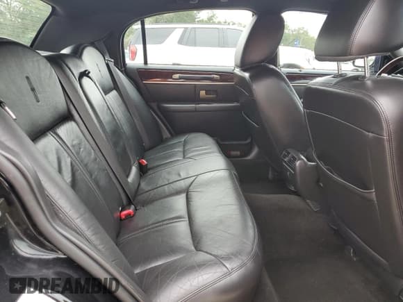 ✅ 2011 Lincoln Town Car Signature Limited • VIN: 2LNBL8CVXBX758787 • Lot: 81351495. Listed on Copart with 116,798 mi. Free auction sales archive from the USA and detailed vehicle history report at DreamBid. Image 10.