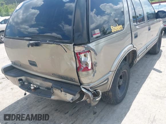 ✅ 1999 Chevrolet Blazer LS • VIN: 1GNCS13WXX2190277 • Лот: 42221860. Опубликован ранее на IAAI с пробегом 298 876 миль. Бесплатный доступ к архиву аукционных продаж из США и подробный отчёт об истории автомобиля на DreamBid. Изображение 6.