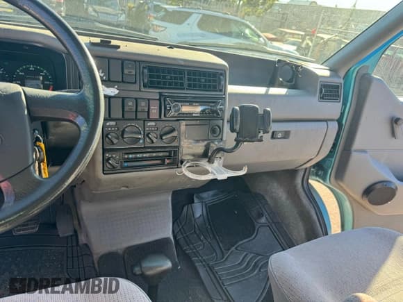 ✅ 1993 Volkswagen EuroVan • VIN: WV2MC0705PH050470 • Lot: 85794505. Listed on Copart with 195,897 mi. Free auction sales archive from the USA and detailed vehicle history report at DreamBid. Image 9.