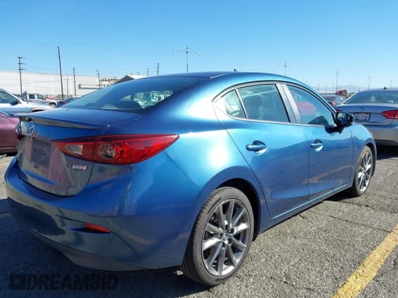 ✅ 2018 Mazda 3 Touring • VIN: 3MZBN1V39JM204164 • Lot: 43563989. Listed on IAAI with 202,676 mi. Free auction sales archive from the USA and detailed vehicle history report at DreamBid. Image 4.