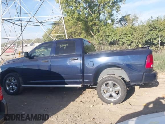 2018 Ram 1500 Express z VIN 1C6RR7KG3JS339414, wystawiony jako IAAI lot #43356346 z przebiegiem 100 865 mil mil oraz . Historia ofert i sprzedaży dostępna na DreamBid. Obrazek 14.