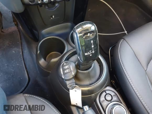 ✅ 2024 MINI Hardtop 4 Door Cooper • VIN: WMW33DK03R2V30440 • Lot: 41403552. Wystawiony na IAAI z przebiegiem 11 656 mil. Bezpłatny archiwum sprzedaży aukcyjnych z USA i szczegółowy raport historii pojazdu na DreamBid. Zdjęcie 11.