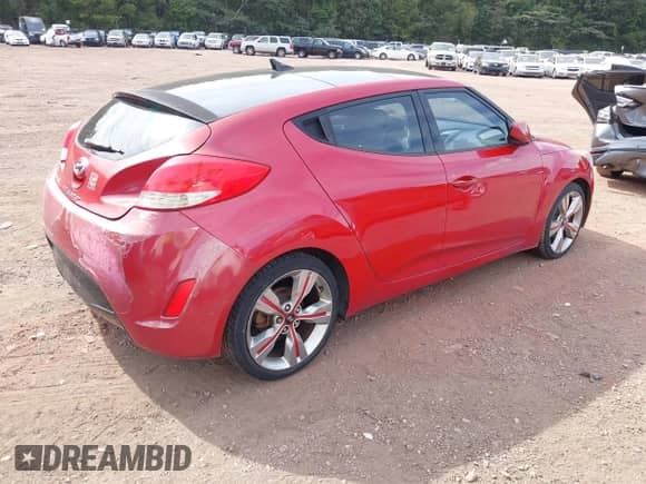 2013 Hyundai Veloster w/Black Int с VIN KMHTC6AD3DU099707, выставлен на аукционе IAAI как лот 43076379 с пробегом 128 517 миль миль и . История ставок и продаж доступна на DreamBid. Изображение 4.