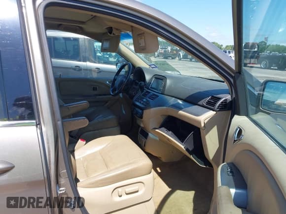 ✅ 2010 Honda Odyssey Touring • VIN: 5FNRL3H93AB069531 • Lot: 42462835. Listed on IAAI with 241,297 mi. Free auction sales archive from the USA and detailed vehicle history report at DreamBid. Image 5.