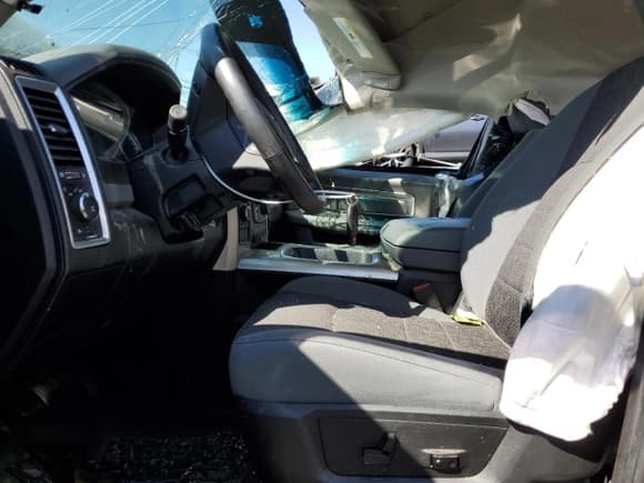 ✅ 2018 Ram 2500 Big Horn • VIN: 3C6UR5ML7JG411893 • Lot: 68948564. Wystawiony na Copart z przebiegiem 84 307 mil. Bezpłatny archiwum sprzedaży aukcyjnych z USA i szczegółowy raport historii pojazdu na DreamBid. Zdjęcie 7.