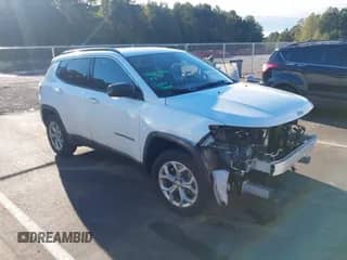 2024 Jeep Compass Latitude z VIN 3C4NJDBN9RT166889, wystawiony jako IAAI lot #43446908 z przebiegiem 27 760 mil mil oraz . Historia ofert i sprzedaży dostępna na DreamBid. Obrazek 1.