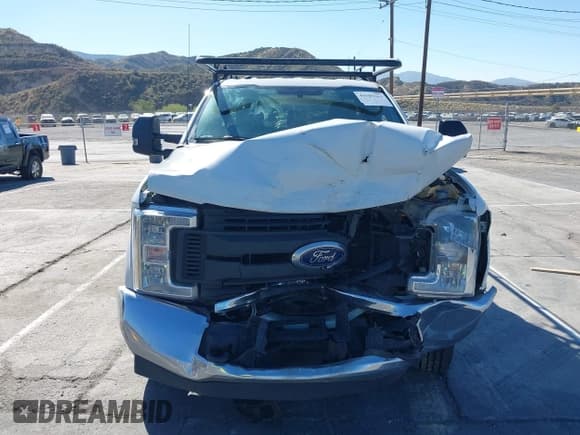 ✅ 2018 Ford F-250 XL • VIN: 1FTBF2A60JEC81520 • Lot: 43599015. Wystawiony na IAAI z przebiegiem 153 592 mil. Bezpłatny archiwum sprzedaży aukcyjnych z USA i szczegółowy raport historii pojazdu na DreamBid. Zdjęcie 12.