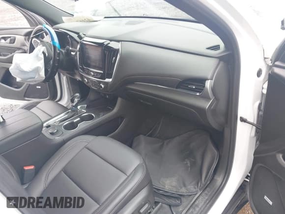 ✅ 2022 Chevrolet Traverse LT • VIN: 1GNEVHKW6NJ135807 • Lot: 42167651. Wystawiony na IAAI z przebiegiem 62 782 mil. Bezpłatny archiwum sprzedaży aukcyjnych z USA i szczegółowy raport historii pojazdu na DreamBid. Zdjęcie 5.