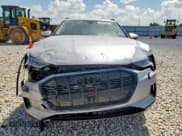 ✅ 2022 Audi e-tron Premium Plus • VIN: WA1LAAGE8NB032881 • Lot: 66536945. Wystawiony na Copart z przebiegiem 22 582 mil. Bezpłatny archiwum sprzedaży aukcyjnych z USA i szczegółowy raport historii pojazdu na DreamBid. Zdjęcie 5.