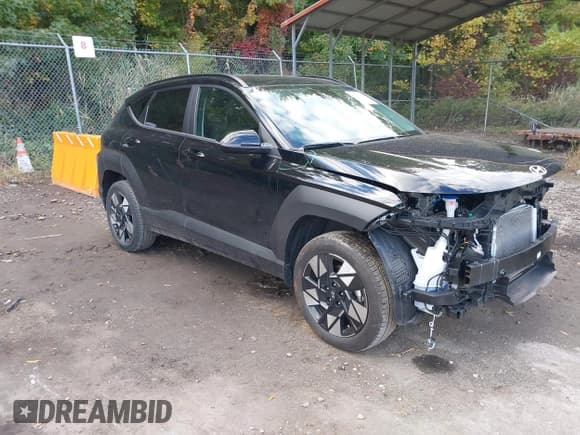 ✅ 2025 Hyundai Kona SEL • VIN: KM8HBCAB5SU186303 • Лот: 43511428. Опубликован ранее на IAAI с пробегом 17 710 миль. Бесплатный доступ к архиву аукционных продаж из США и подробный отчёт об истории автомобиля на DreamBid. Изображение 1.