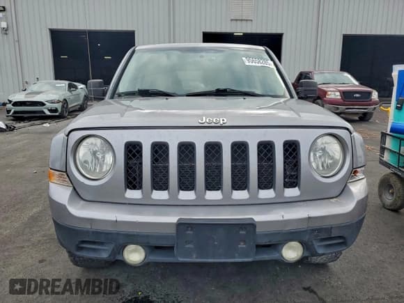 ✅ 2015 Jeep Patriot Latitude • VIN: 1C4NJRFB6FD245449 • Lot: 95658285. Wystawiony na Copart z przebiegiem 177 727 mil. Bezpłatny archiwum sprzedaży aukcyjnych z USA i szczegółowy raport historii pojazdu na DreamBid. Zdjęcie 5.