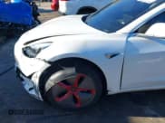 ✅ 2020 Tesla Model 3 Standard Range Plus • VIN: 5YJ3E1EA5LF591096 • Lot: 43591381. Wystawiony na IAAI z przebiegiem 98 408 mil. Bezpłatny archiwum sprzedaży aukcyjnych z USA i szczegółowy raport historii pojazdu na DreamBid. Zdjęcie 19.