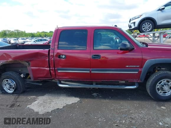 ✅ 2005 Chevrolet Silverado 2500HD LS • VIN: 1GCHK23UX5F970479 • Lot: 42342835. Wystawiony na IAAI z przebiegiem 259 879 mil. Bezpłatny archiwum sprzedaży aukcyjnych z USA i szczegółowy raport historii pojazdu na DreamBid. Zdjęcie 14.