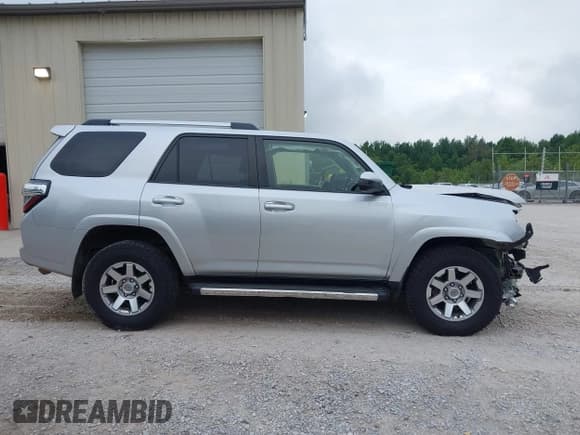 ✅ 2016 Toyota 4Runner Limited • VIN: JTEBU5JR7G5398808 • Lot: 42901971. Wystawiony na IAAI z przebiegiem 147 615 mil. Bezpłatny archiwum sprzedaży aukcyjnych z USA i szczegółowy raport historii pojazdu na DreamBid. Zdjęcie 13.