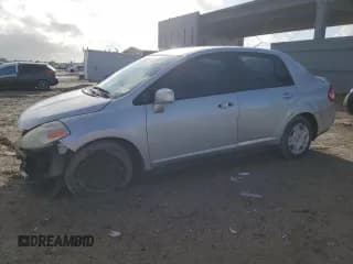 ✅ 2010 Nissan Versa S • VIN: 3N1BC1AP9AL451033 • Lot: 89909485. Wystawiony na Copart z przebiegiem 150 035 mil. Bezpłatny archiwum sprzedaży aukcyjnych z USA i szczegółowy raport historii pojazdu na DreamBid. Zdjęcie 1.