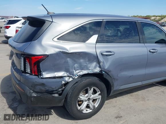 ✅ 2021 Kia Sorento LX • VIN: 5XYRG4LC1MG031323 • Lot: 43330873. Wystawiony na IAAI z przebiegiem 35 336 mil. Bezpłatny archiwum sprzedaży aukcyjnych z USA i szczegółowy raport historii pojazdu na DreamBid. Zdjęcie 6.