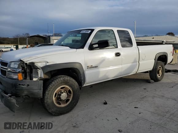 ✅ 2006 Chevrolet Silverado 2500HD Work Truck • VIN: 1GCHK29226E117541 • Лот: 85210894. Опубликован ранее на Copart с пробегом 323 223 миль. Бесплатный доступ к архиву аукционных продаж из США и подробный отчёт об истории автомобиля на DreamBid. Изображение 1.