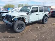 ✅ 2023 Jeep Wrangler • VIN: 1C4JJXN63PW625829 • Lot: 42256900. Wystawiony na IAAI z przebiegiem 20 501 mil. Bezpłatny archiwum sprzedaży aukcyjnych z USA i szczegółowy raport historii pojazdu na DreamBid. Zdjęcie 2.