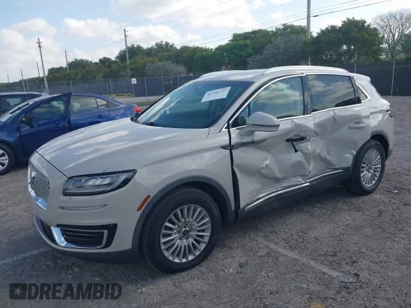 ✅ 2020 Lincoln Nautilus Standard • VIN: 2LMPJ6J95LBL09249 • Lot: 42106717. Wystawiony na IAAI z przebiegiem 33 243 mil. Bezpłatny archiwum sprzedaży aukcyjnych z USA i szczegółowy raport historii pojazdu na DreamBid. Zdjęcie 2.