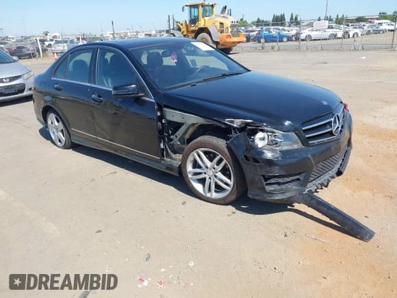 ✅ 2014 Mercedes-Benz C 250 Sport • VIN: WDDGF4HB6ER302587 • Lot: 42677039. Wystawiony na IAAI z przebiegiem 152 166 mil. Bezpłatny archiwum sprzedaży aukcyjnych z USA i szczegółowy raport historii pojazdu na DreamBid. Zdjęcie 1.