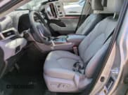 ✅ 2025 Toyota Highlander LE • VIN: 5TDKDRAH3SS555482 • Лот: 67095145. Опубликован ранее на Copart с пробегом 8 436 миль. Бесплатный доступ к архиву аукционных продаж из США и подробный отчёт об истории автомобиля на DreamBid. Изображение 7.