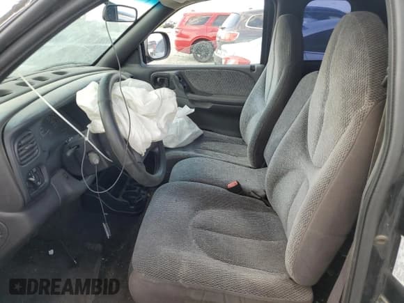 ✅ 1999 Dodge Dakota SLT • VIN: 1B7GL22X5XS298216 • Lot: 63887324. Wystawiony na Copart z przebiegiem Nie podano. Bezpłatny archiwum sprzedaży aukcyjnych z USA i szczegółowy raport historii pojazdu na DreamBid. Zdjęcie 7.