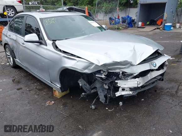 ✅ 2018 BMW 3 Series 320i xDrive • VIN: WBA8A3C5XJA505786 • Lot: 42702741. Wystawiony na IAAI z przebiegiem 81 645 mil. Bezpłatny archiwum sprzedaży aukcyjnych z USA i szczegółowy raport historii pojazdu na DreamBid. Zdjęcie 1.