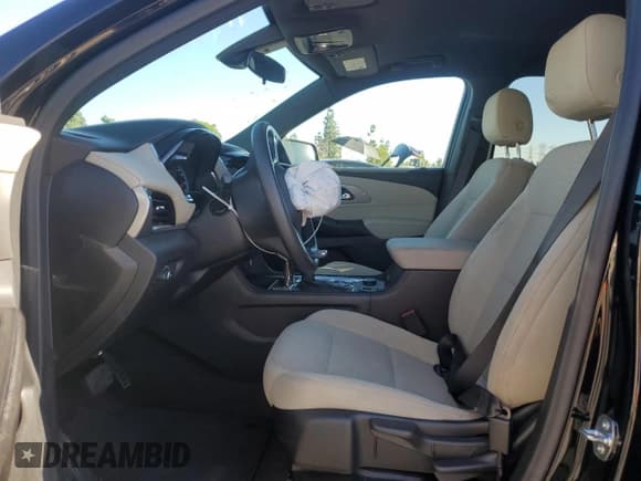 ✅ 2023 Chevrolet Traverse LS • VIN: 1GNERFKW1PJ144698 • Lot: 82532785. Wystawiony na Copart z przebiegiem 20 493 mil. Bezpłatny archiwum sprzedaży aukcyjnych z USA i szczegółowy raport historii pojazdu na DreamBid. Zdjęcie 7.