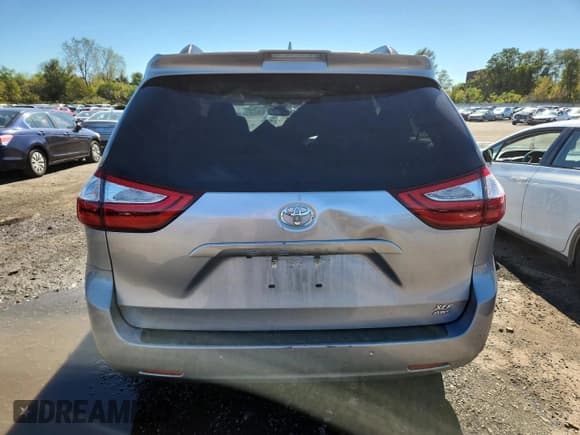 ✅ 2018 Toyota Sienna XLE • VIN: 5TDDZ3DC4JS199890 • Lot: 85573625. Listed on Copart with 60,901 mi. Free auction sales archive from the USA and detailed vehicle history report at DreamBid. Image 6.
