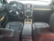✅ 2008 Chrysler 300 • VIN: 2C3LA33G08H158077 • Lot: 73372894. Wystawiony na Copart z przebiegiem 108 888 mil. Bezpłatny archiwum sprzedaży aukcyjnych z USA i szczegółowy raport historii pojazdu na DreamBid. Zdjęcie 8.