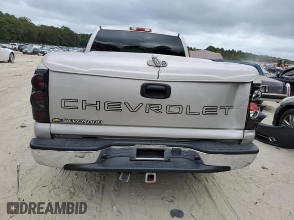 ✅ 2005 Chevrolet Silverado 1500 LS • VIN: 1GCEC19V75Z124299 • Лот: 71563774. Опубликован ранее на Copart с пробегом 326 354 миль. Бесплатный доступ к архиву аукционных продаж из США и подробный отчёт об истории автомобиля на DreamBid. Изображение 6.