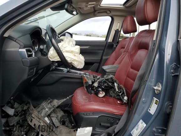 ✅ 2021 Mazda CX-5 Carbon Edition • VIN: JM3KFACM4M0473022 • Lot: 46983515. Wystawiony na Copart z przebiegiem Nie podano. Bezpłatny archiwum sprzedaży aukcyjnych z USA i szczegółowy raport historii pojazdu na DreamBid. Zdjęcie 7.