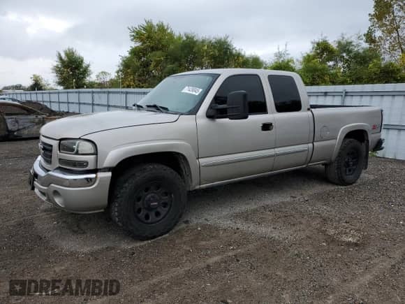 2005 GMC Sierra 1500 SLE with VIN 2GTEK19V751136724, listed as a Copart auction lot 71439045 with 281,062 mi miles and Salvage title. Bid and sale history available at DreamBid. Image 1.
