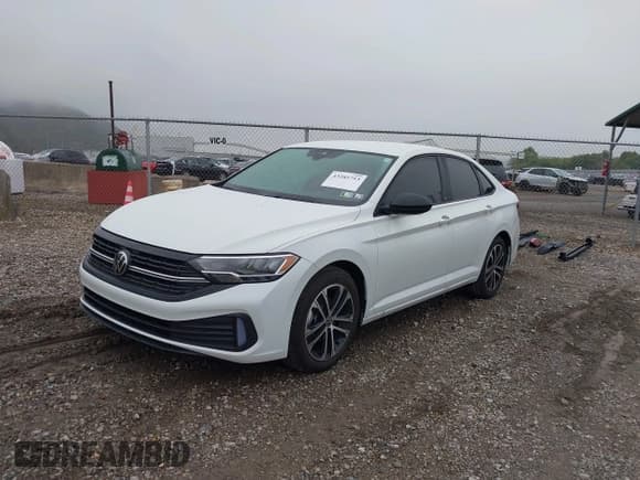 ✅ 2024 Volkswagen Jetta Sport • VIN: 3VWBM7BU6RM085150 • Лот: 43285753. Опубликован ранее на IAAI с пробегом 2 638 миль. Бесплатный доступ к архиву аукционных продаж из США и подробный отчёт об истории автомобиля на DreamBid. Изображение 2.