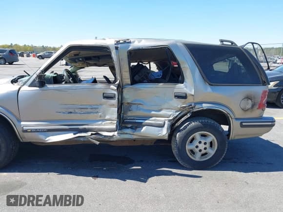 ✅ 1999 Chevrolet Blazer Trailblazer • VIN: 1GNDT13W4X2162282 • Lot: 41863705. Wystawiony na IAAI z przebiegiem 220 358 mil. Bezpłatny archiwum sprzedaży aukcyjnych z USA i szczegółowy raport historii pojazdu na DreamBid. Zdjęcie 12.