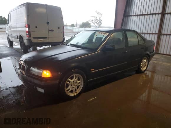 1997 BMW 3 Series z VIN WBACD3325VAV21116, wystawiony jako Copart lot #82164394 z przebiegiem 172 704 mil mil oraz Czysty tytuł • Clean title. Historia ofert i sprzedaży dostępna na DreamBid. Obrazek 1.