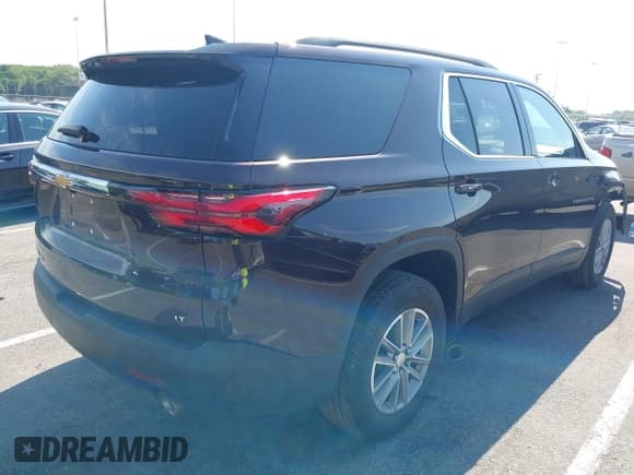 ✅ 2022 Chevrolet Traverse LT • VIN: 1GNEVHKW1NJ123001 • Lot: 42672210. Wystawiony na IAAI z przebiegiem 39 196 mil. Bezpłatny archiwum sprzedaży aukcyjnych z USA i szczegółowy raport historii pojazdu na DreamBid. Zdjęcie 4.