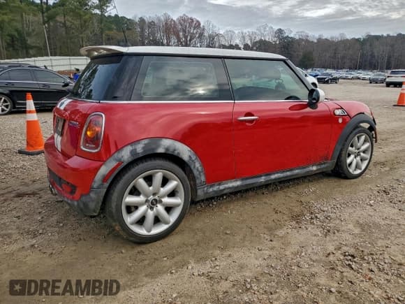 ✅ 2009 MINI Hardtop S • VIN: WMWMF73509TW84198 • Лот: 94885835. Опубликован ранее на Copart с пробегом 110 095 миль. Бесплатный доступ к архиву аукционных продаж из США и подробный отчёт об истории автомобиля на DreamBid. Изображение 3.