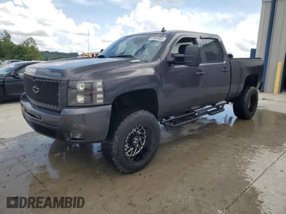 ✅ 2007 Chevrolet Silverado 2500HD 1LT • VIN: 1GCHK23657F557051 • Лот: 63984665. Опубликован ранее на Copart с пробегом Не указан. Бесплатный доступ к архиву аукционных продаж из США и подробный отчёт об истории автомобиля на DreamBid. Изображение 1.