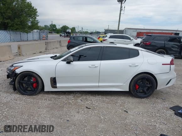 ✅ 2018 Kia Stinger GT1 • VIN: KNAE45LC6J6030287 • Lot: 42342497. Wystawiony na IAAI z przebiegiem 84 944 mil. Bezpłatny archiwum sprzedaży aukcyjnych z USA i szczegółowy raport historii pojazdu na DreamBid. Zdjęcie 14.